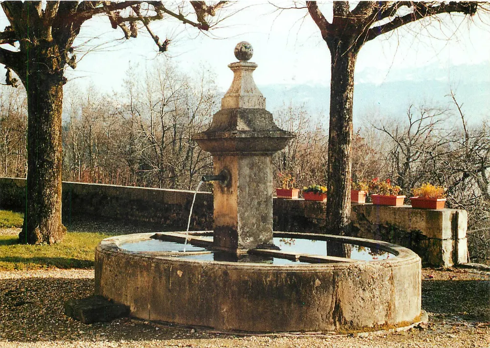 Brunnen mit frischem Wasser vor dem alten Haus — Centre Saint-Hugues de Biviers — Cellard-Editionen - Vorderseite