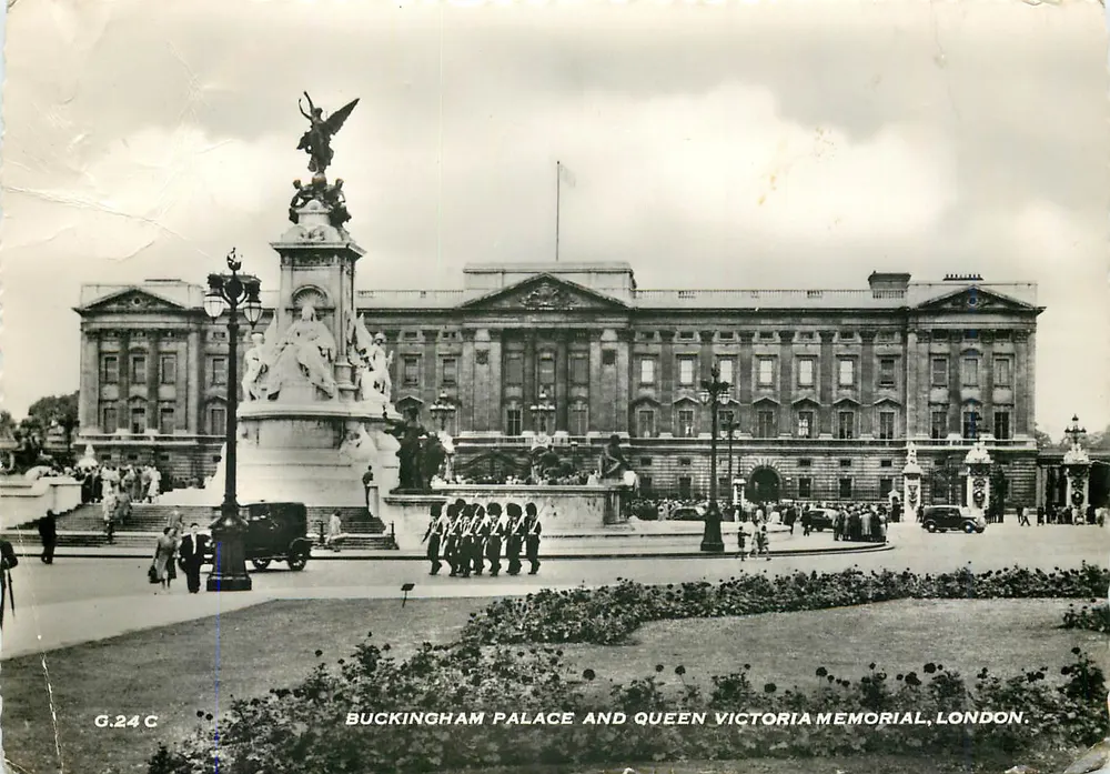 Buckingham Palace und Denkmal der Königin Victoria — London — G.24 C - Vorderseite