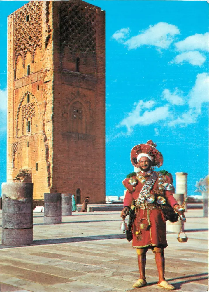 Torre Hassan em Rabat — vista com homem em traje tradicional — Imprensa Moderna, Casablanca - Frente