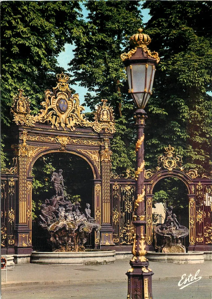 Nancy - Place Stanislas - Fontaine de Neptune — Werk des Bildhauers aus Nîmes Barthélémy Guillaume, eingerahmt von den Gittern von Jean Lamour — Éditions Estel - Vorderseite