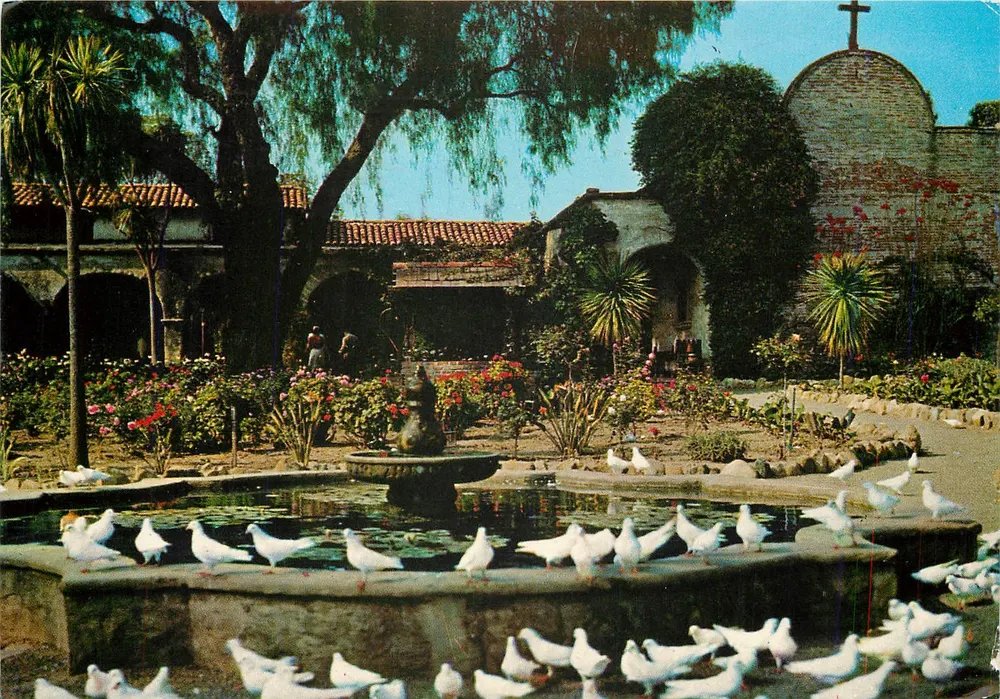 Mission San Juan Capistrano — Fontäne und Tauben — CUTECHCOLOR - Vorderseite