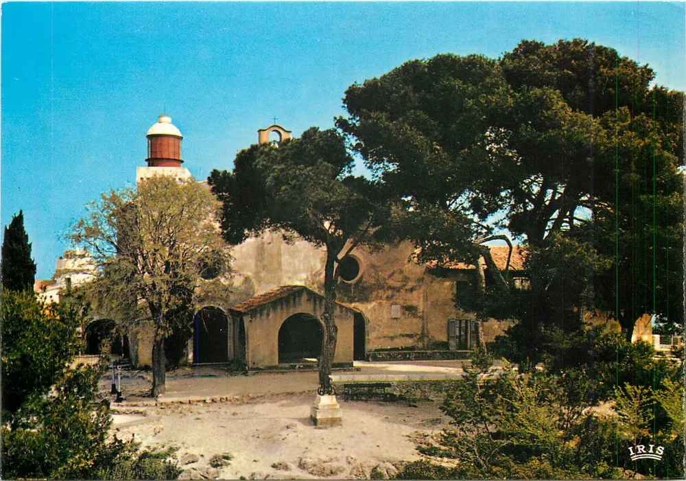 Cap d'Antibes — Notre-Dame-de-la-Garoupe et le phare — éditeur IRIS - Recto