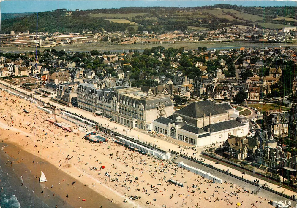 Cabourg — Luftbild der Strandpromenade und des Casinos — Lumicad - Vorderseite