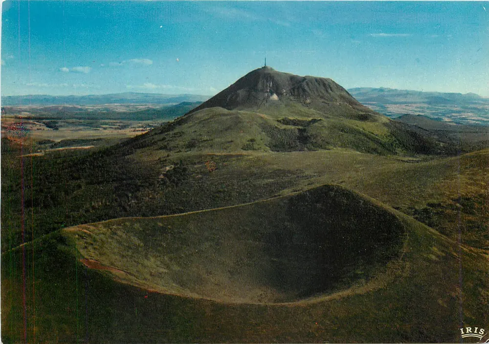 Puy de Dôme — cratera típica dos Vulcões do Massif Central — Edições Hachette - Frente