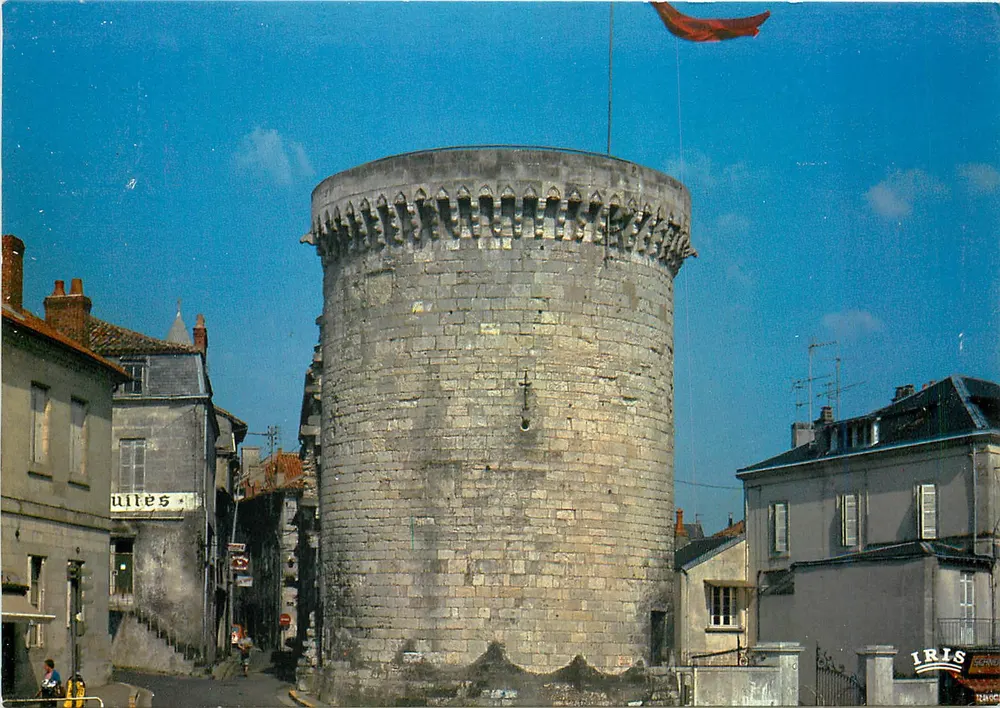 La tour Mataguerre — reconstruite au XVe siècle — IRIS - Recto