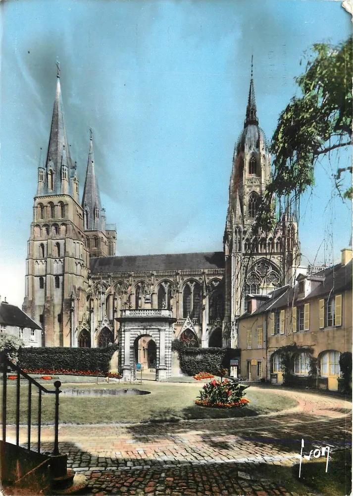 Bayeux — A Catedral (séculos XI ao XIV) — Les Éditions d'Art, 15, rue Martel, Paris - Frente