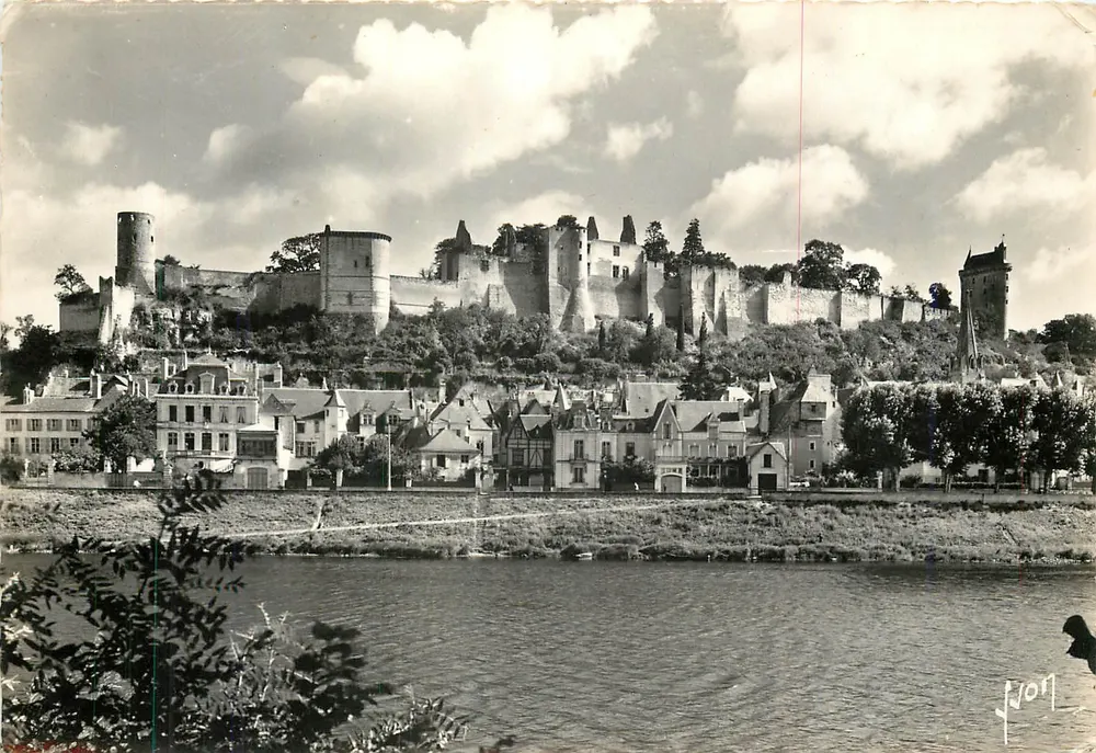 Chinon (Indre-et-Loire) — Vista geral do Castelo — Les Éditions d'Art - Frente