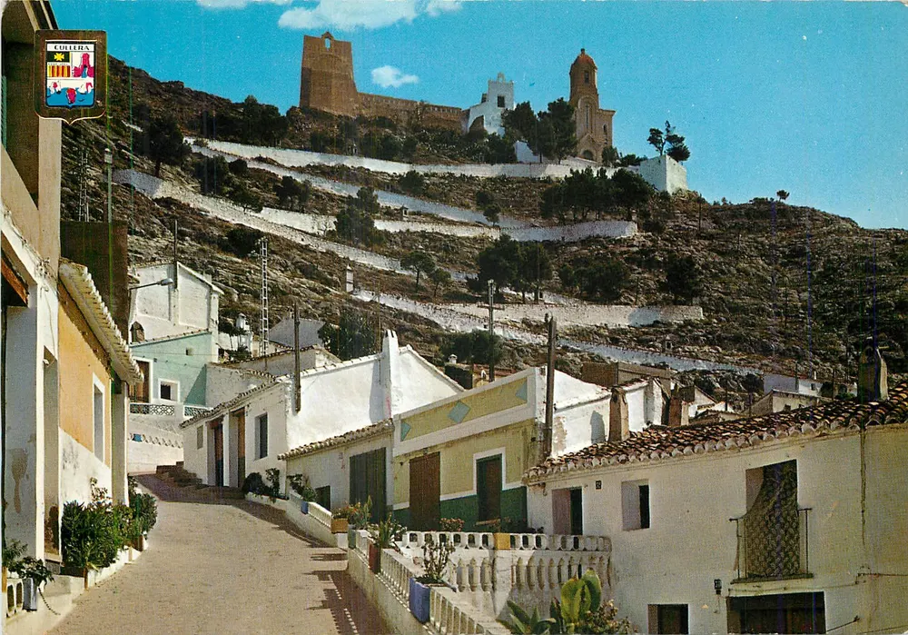 Cullera — vista de la calle típica con el castillo en el fondo — A. Subirats & Anovas - Anverso