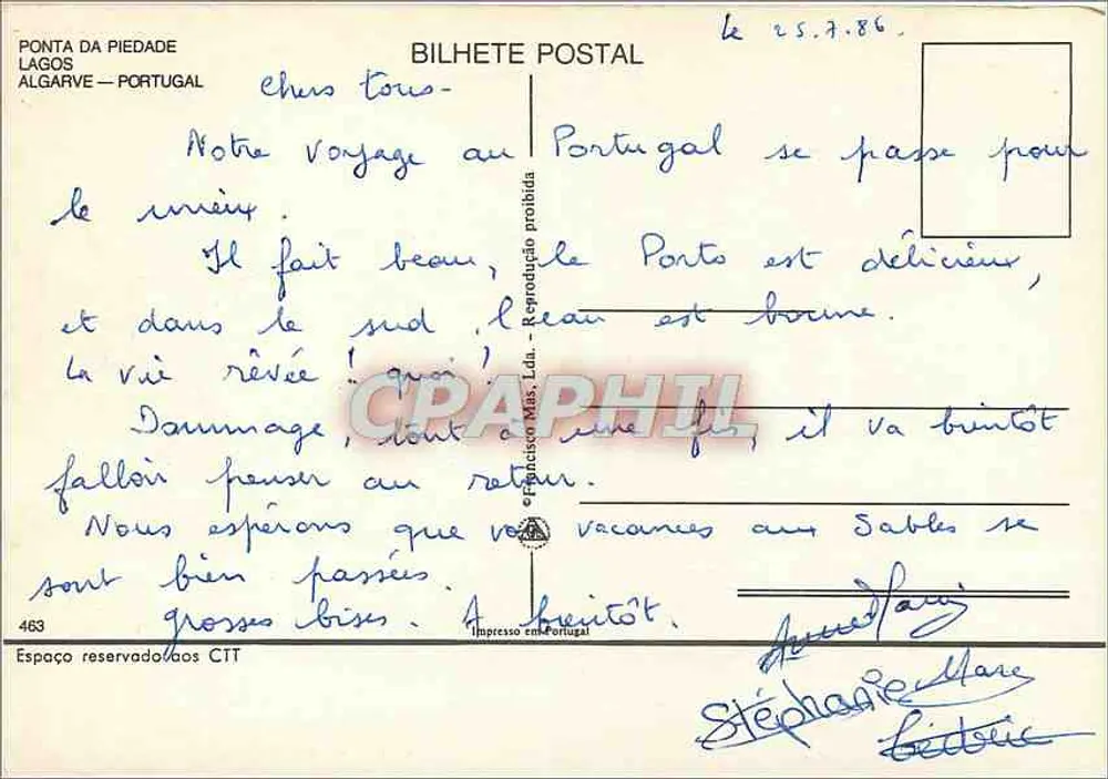 अल्गरव के एक तट पर दो महिलाएं — पोंटा डा पीड़ेडा के दृश्य — प्रकाशक फ्रांसिस्को मास, एल्डा। - पीछे