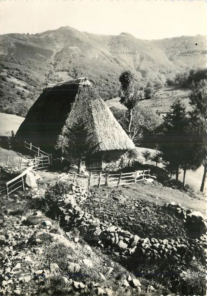 Auvergne - Plomb du Cantal — Ein altes Buron — Photo Editions ROS - Vorderseite
