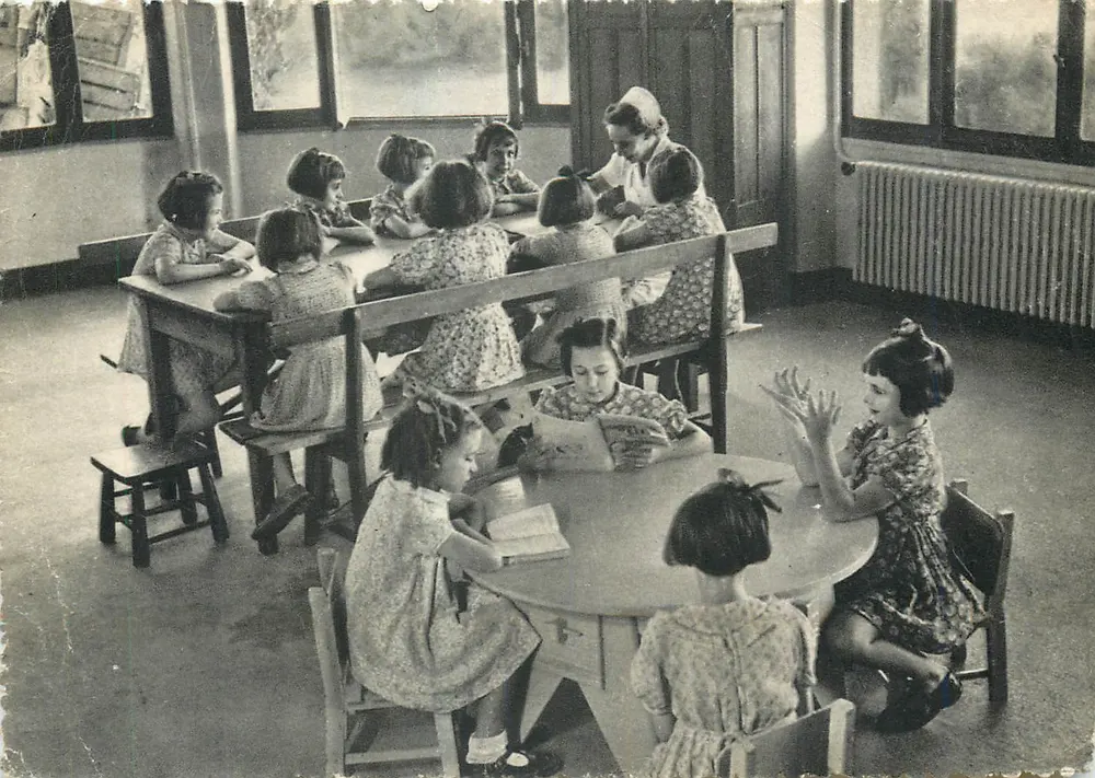 Kinder in der Klasse — Preventorium 'Les Salèves' — Foto Héloïse M. Técher & Fils - Vorderseite