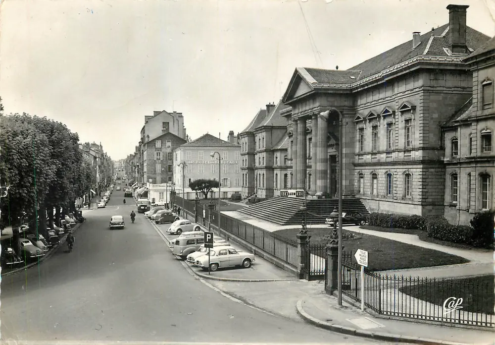 Aurillac - O Palácio de Justiça — C. Letellier, 1586 - Frente