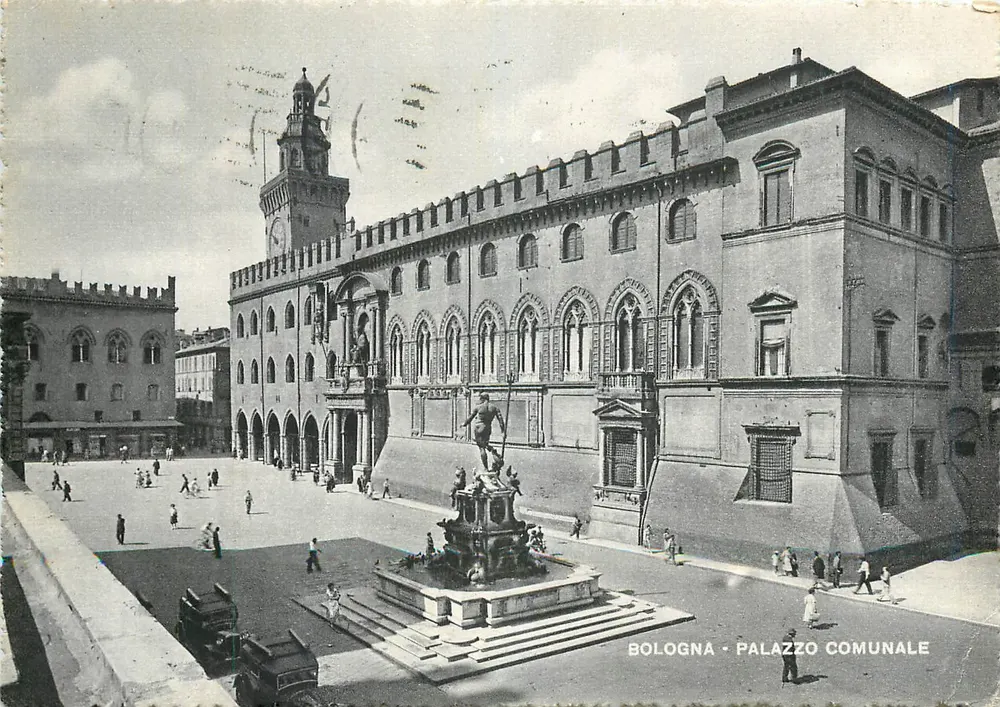 Bologna - Palazzo Comunale — vista da praça com fonte e edifício histórico - Frente