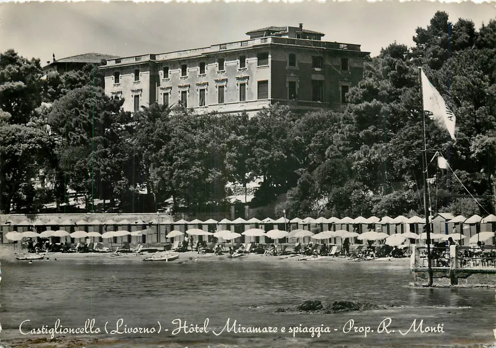 Castiglioncello (Livorno) — Hotel Miramaze und Strand — Prop. R. Monti - Vorderseite