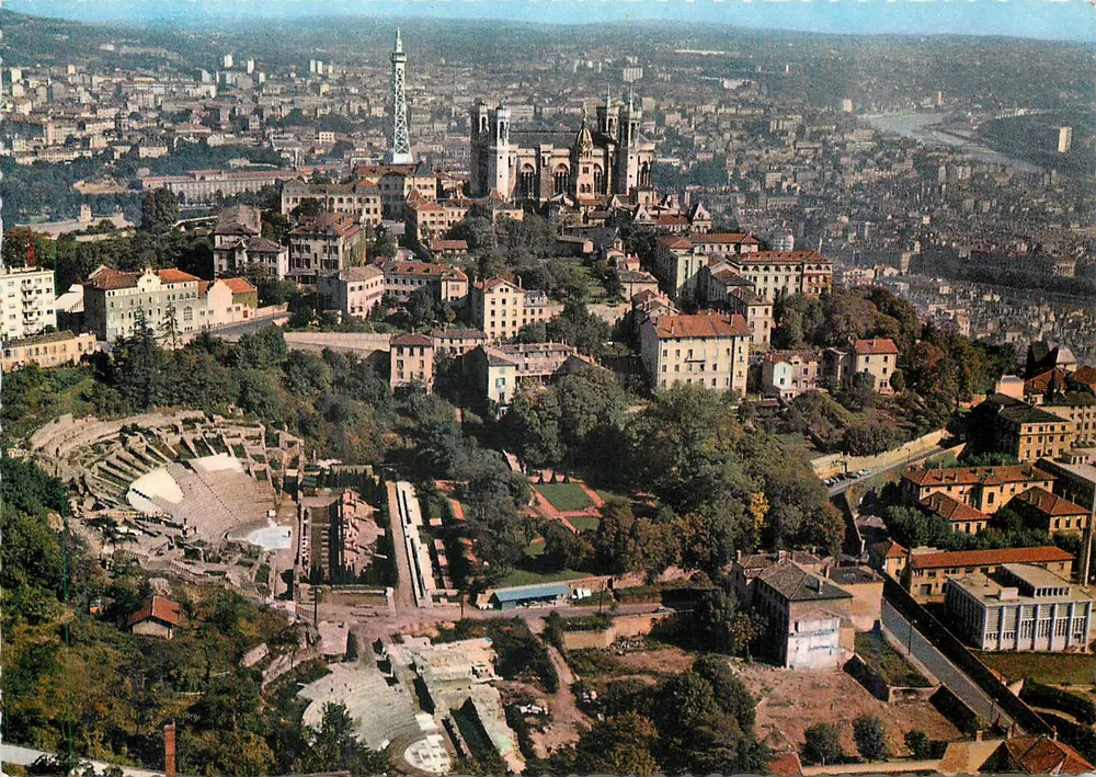 Lyon — Vista aérea da Colina de Fourvière com os Teatros Romanos e a Basílica — editor R.139 - Frente