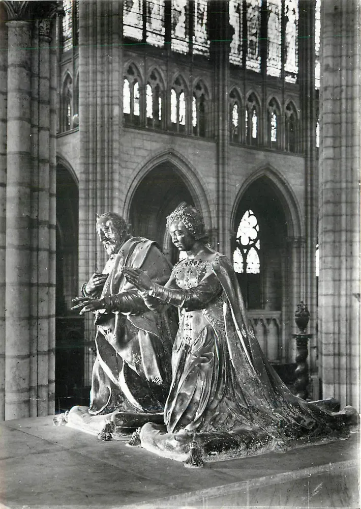 Saint-Denis (Seine) — Túmulo de Henri II (†1559) e de Catherine de Médicis (†1589) — Estátuas orantes dos Soberanos (Bronze) — Service Commercial Documents Historiques, Paris - Frente
