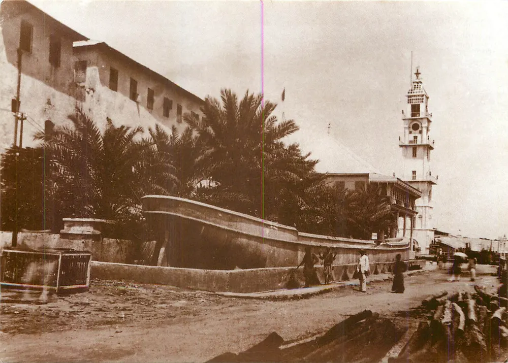 Palast des Sultans mit Steinboot — altes Turmgebäude von Beit al-Ajaib zerstört nach dem Bombardement von 1896 — HSP Publications - Vorderseite