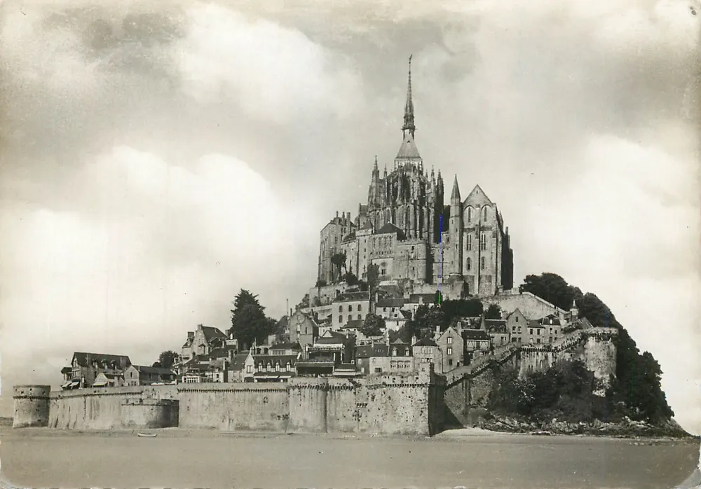 Mont Saint-Michel — Vue générale (face est) — Serv. Commercial Monuments Historiques, Paris - Recto