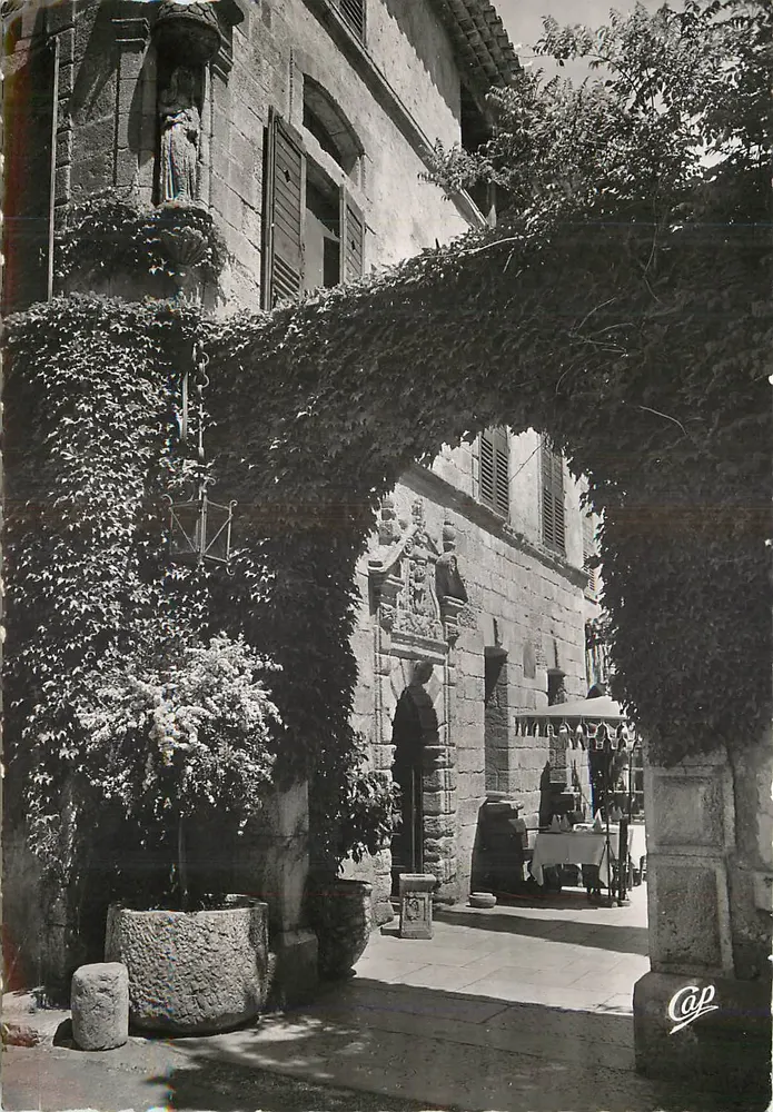 Saint-Paul-de-Vence — Entrée de l'auberge La Colombe d'Or — éditeur Cap - Recto