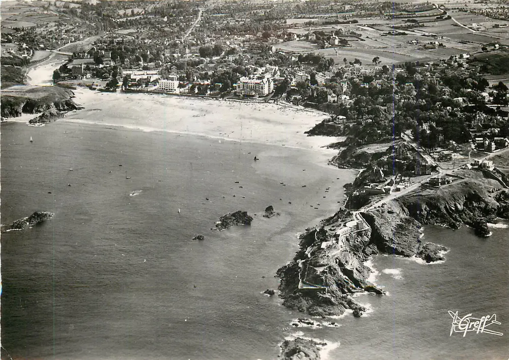 St-Lunaire (Ille-et-Vilaine) — Vue aérienne de la Pointe du Décollé et de la plage — Photo de J. Greff - Recto