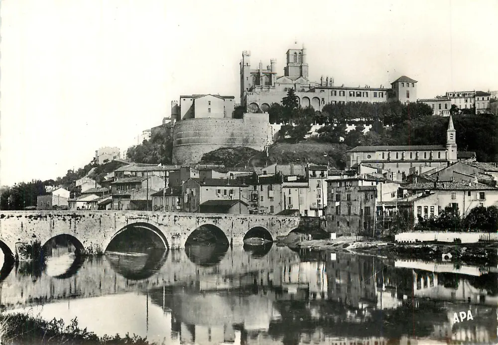 Beziers (Hérault) — Vue Générale et le Pont Vieux — éditeur APA - Recto