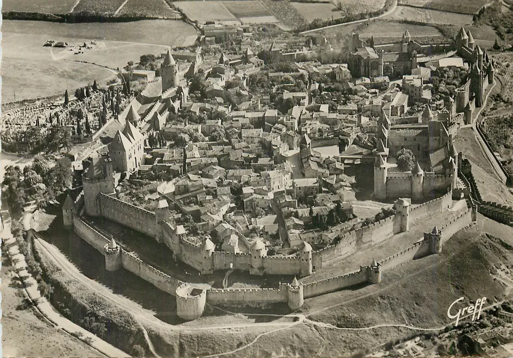 Carcassonne — Vista aérea da Cidade e dos muros em dupla cintura — Greff - Frente