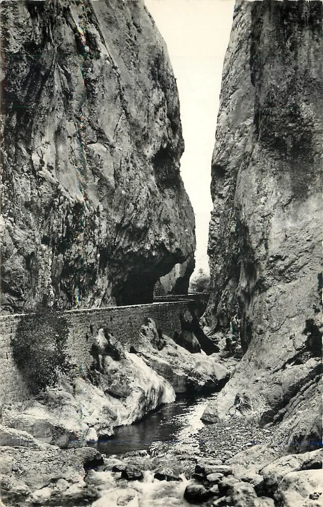 Gorges de Barles — vista do caminho e do riacho — Editor: Photo vérifiable - Frente