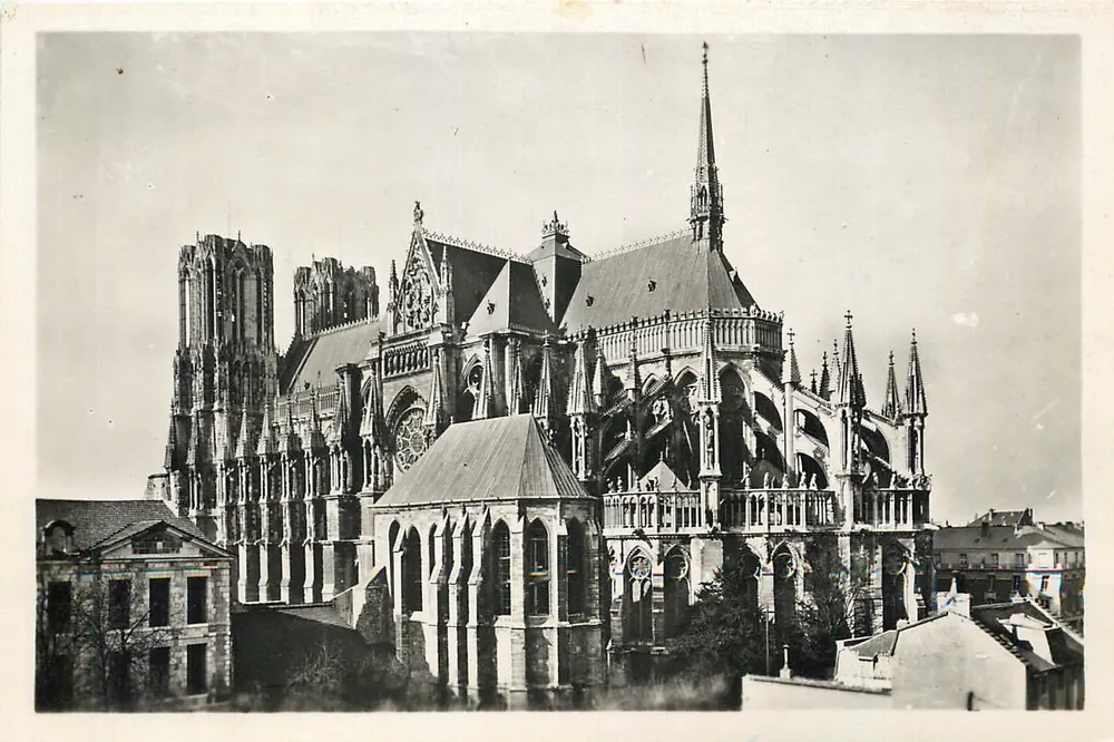Catedral de Reims — reconstruída. Lado Sul e Abside — Ed. da Catedral, Reims - Frente