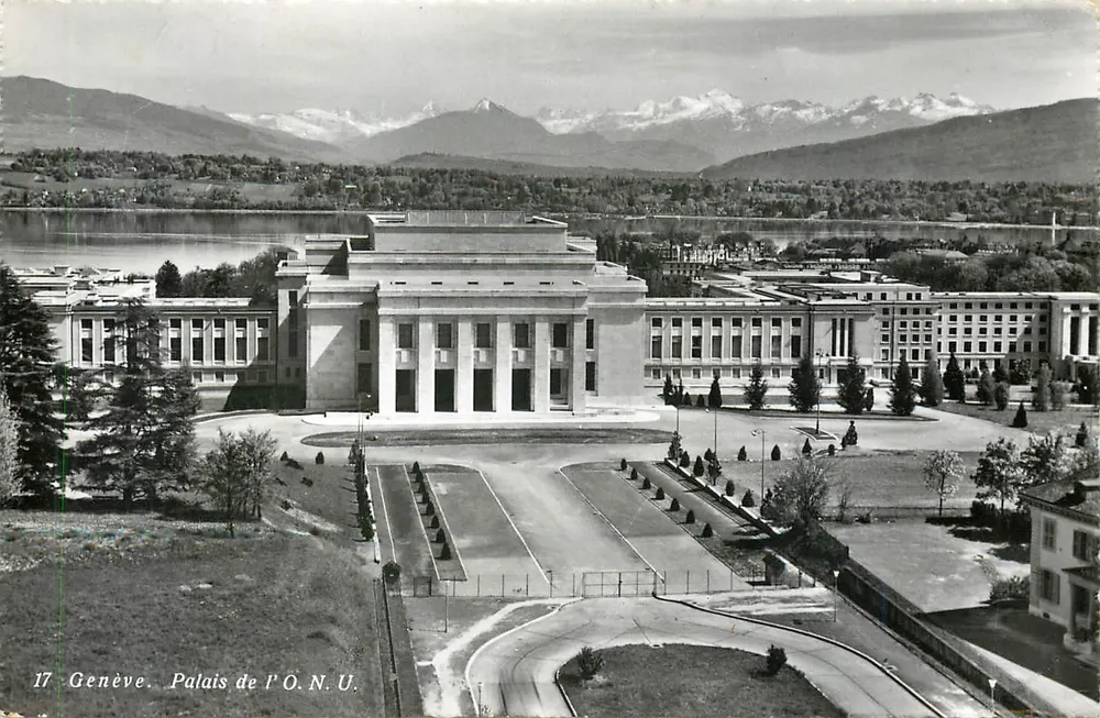 Genebra. Palácio da O.N.U. — vista aérea com montanhas nevadas no fundo — Plano Éd. Gartorfi, n°17 - Frente