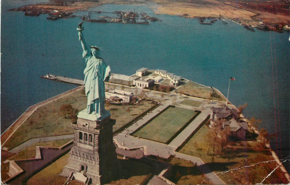 Statue der Freiheit — Luftaufnahme — veröffentlicht von Herbco Card Co. - Vorderseite