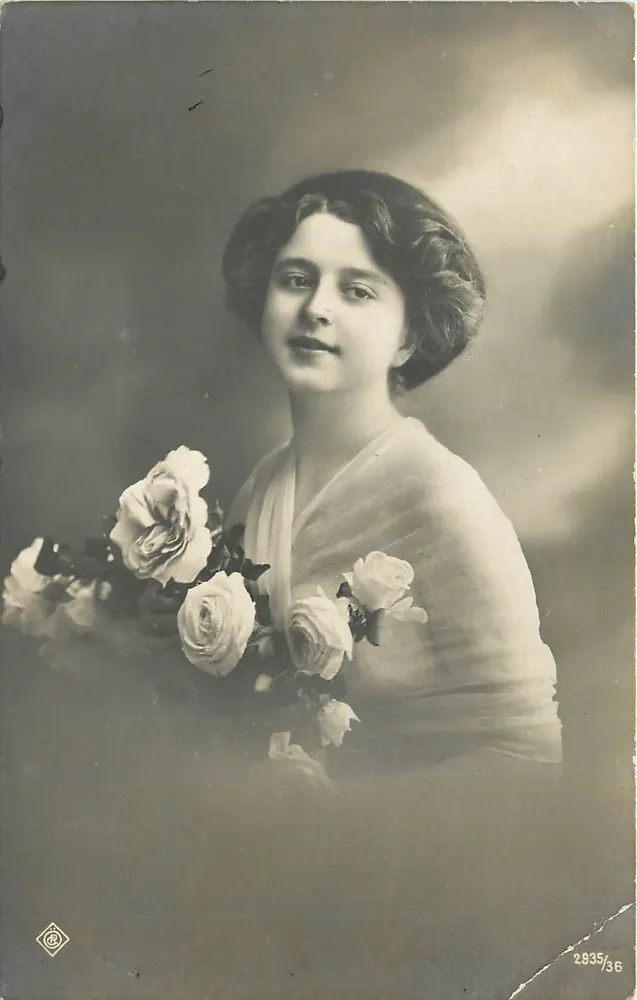 Jovem mulher — retrato com buquê de rosas — editor '2935/36' - Frente