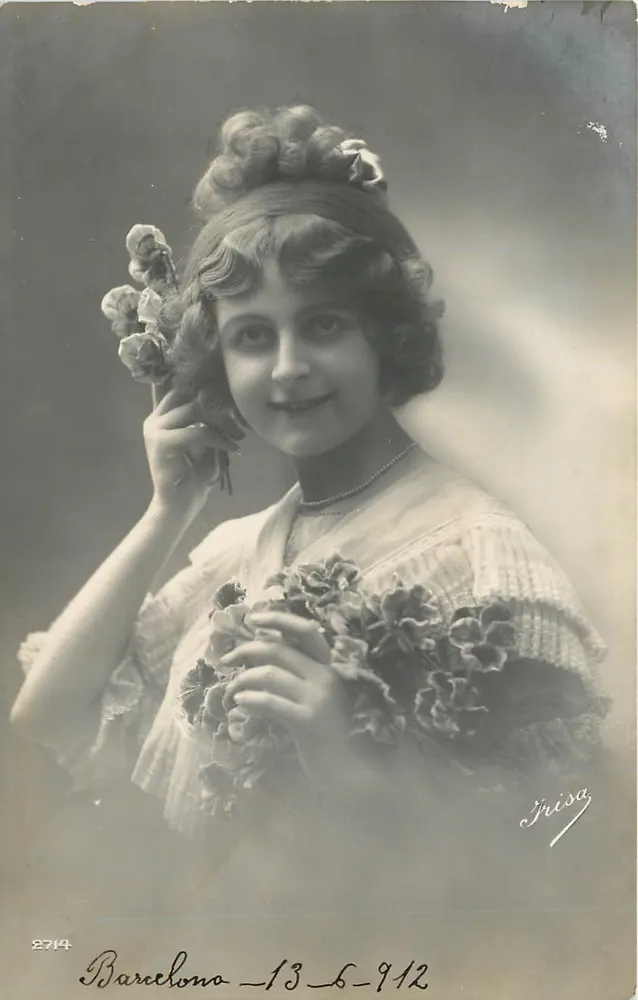 Jovem mulher com flores — fotografia de estúdio — Irisa, n° 2714 - Frente