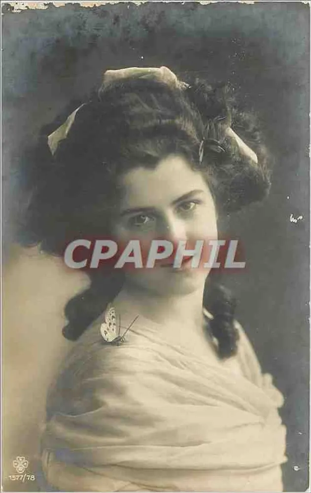 Jovem mulher — retrato com borboleta — editor desconhecido, n° 1577/78 - Frente
