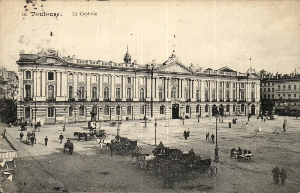 Toulouse. O Capitólio — vista do edifício e da praça — P. B. - Frente
