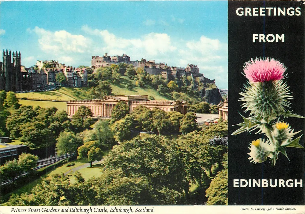 Princes Street Gardens und Edinburgh Castle — Verlag John Hinde (Distributors) Ltd. — Seriennummer 2SC 3 - Vorderseite