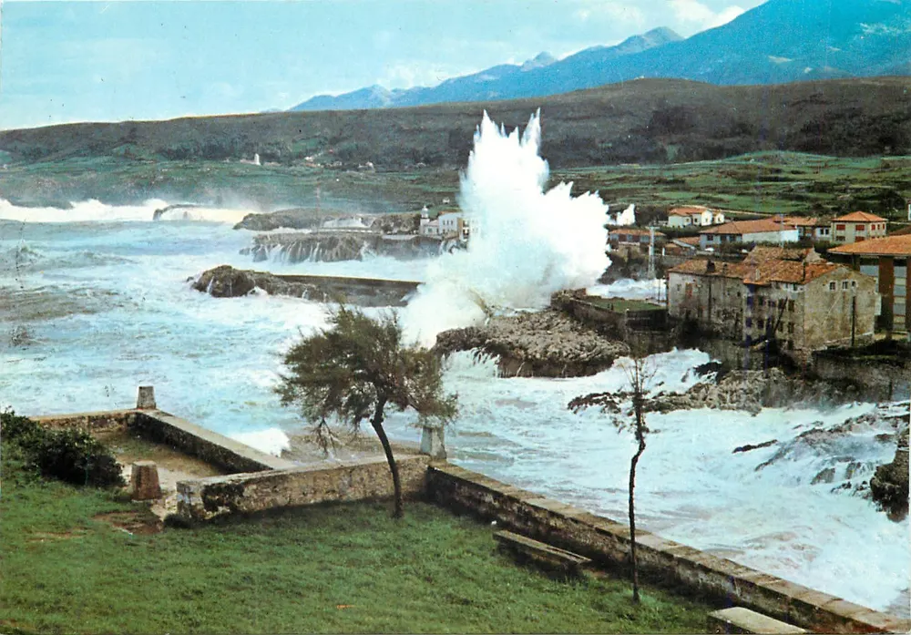 Llanes (Astúrias) — Temporal na costa — Foto Pepe, série 139 - Frente