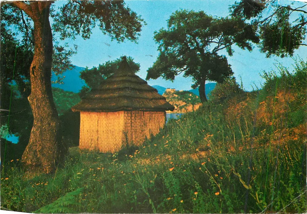 Vila de Aighion — Casa tradicional de pedra e telhado de colmo — Club Méditerranée - Frente
