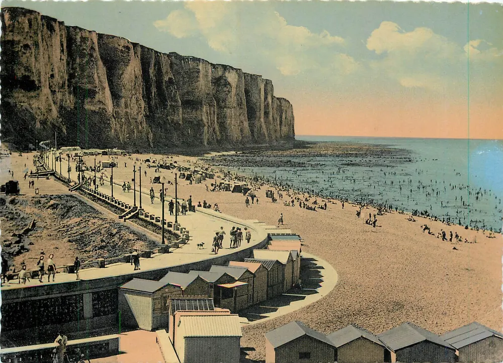 Le Tréport — A Digue - Promenade — C. L'ÉS ARTS PHOTOMÉCANIQUES PARIS - Frente