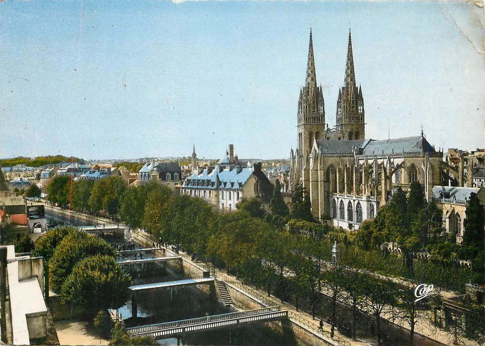Quimper — A Catedral e as Passerelles — Centrefactures du Tourisme de Bretagne - Frente
