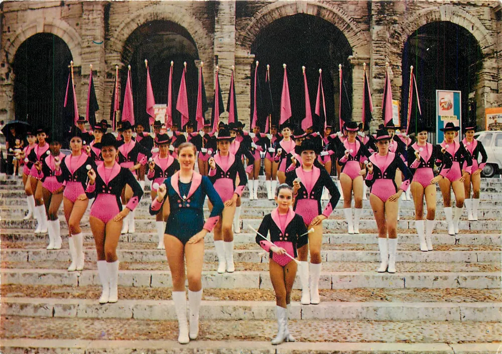 Tanzgruppe in rosa und schwarzen Kostümen — Arles — Photo B. Martin - Vorderseite