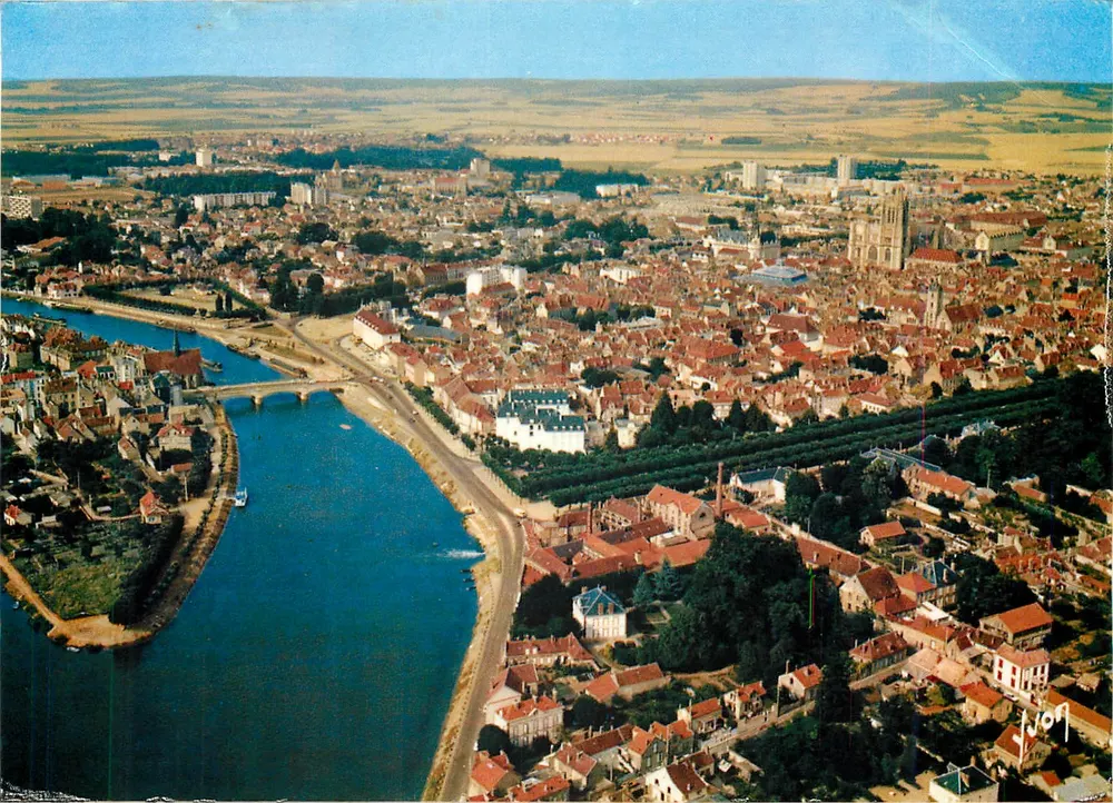 Sens — vue générale de la ville et de l'Yonne — Éditions d'art Jean-Jaures - Recto