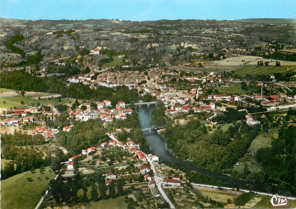 Courpière (63, P.-de-D.) — Algemene luchtfoto — Fot. CIM - Voorkant
