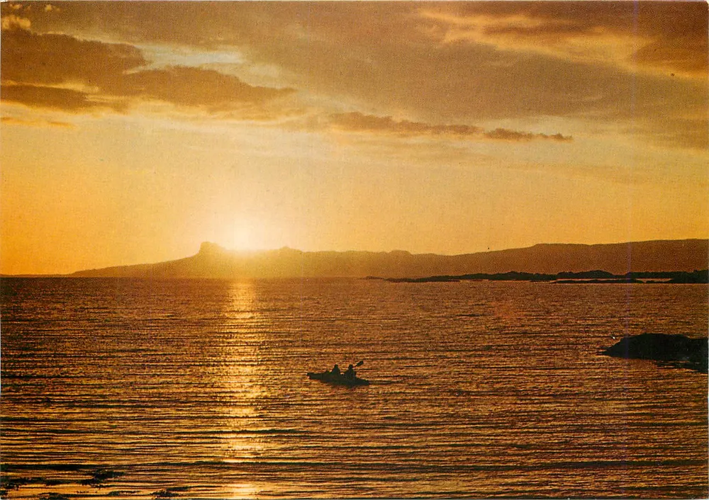Pôr do sol no mar — silhueta de um barco e de uma montanha — editor ROTALCOLOR Milão - Frente
