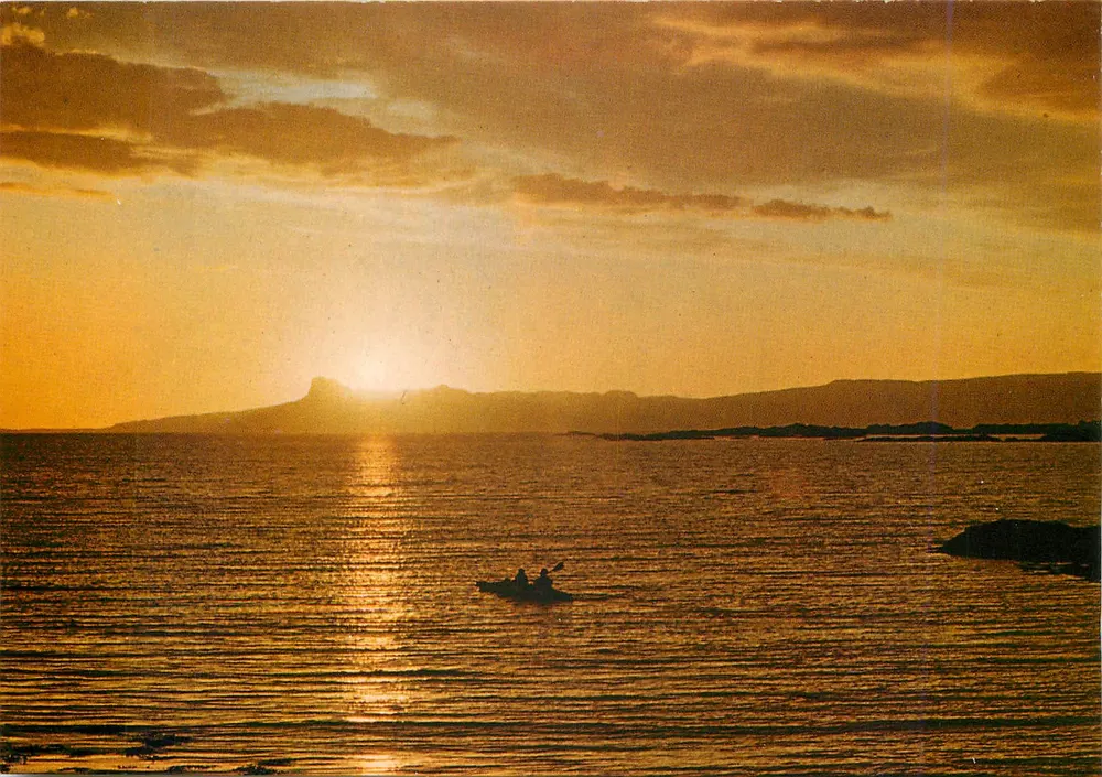 Pôr do sol no mar — silhueta de um barco e de uma montanha — editor Notalcolor, série RD 541 - Frente