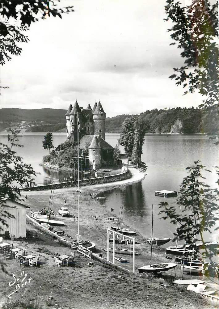Schloss Val — Canton de Lanobre (Cantal) — Foto Sully-Bert - Vorderseite