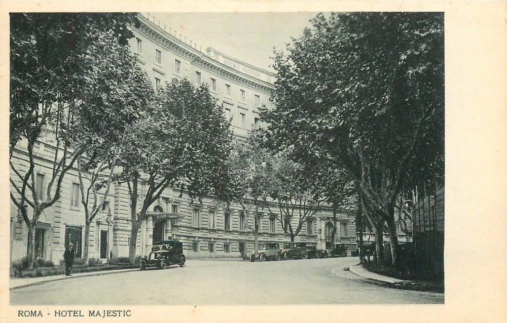 Roma - Hotel Majestic — uitzicht van de ingang en oude auto's - Voorkant