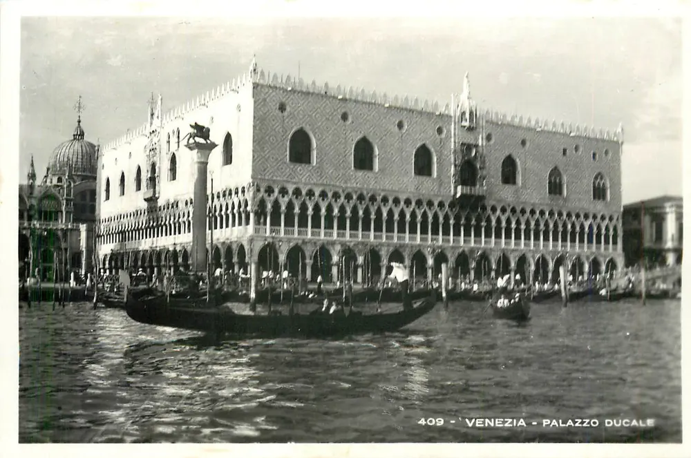 Veneza - Palácio Ducal — vista do canal com gôndolas — série 409 - Frente