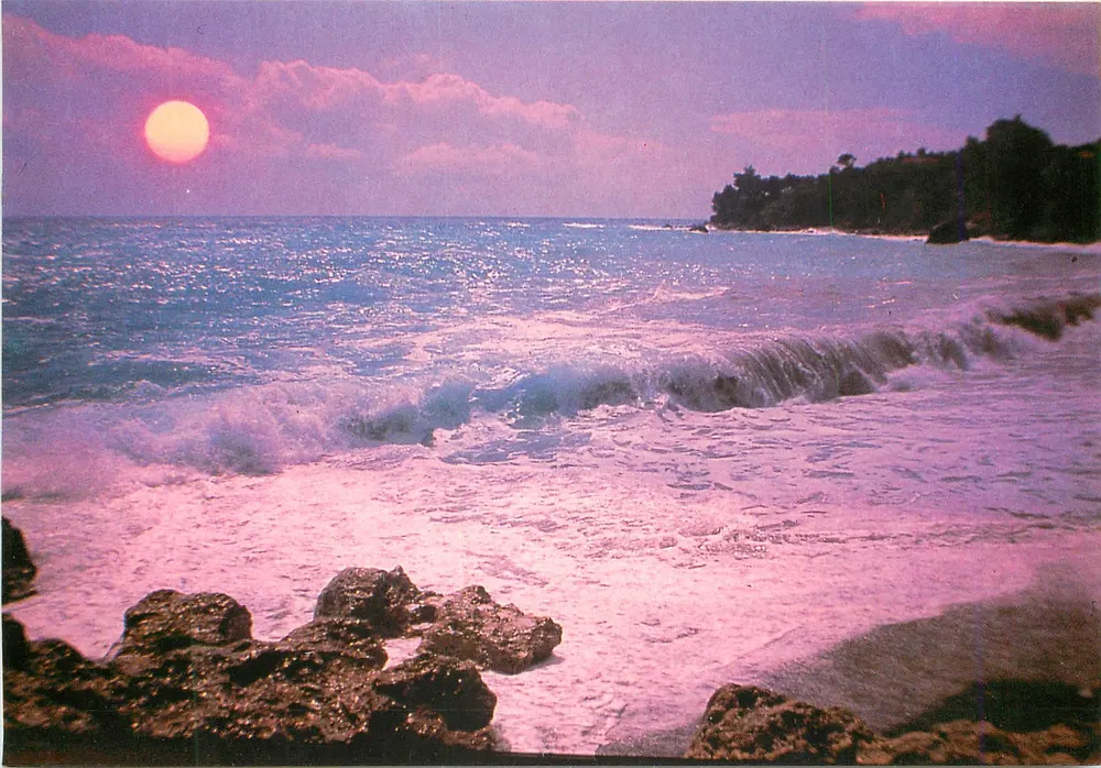 Zachód słońca nad morzem — skałowa plaża — Rotalfoto - Awers