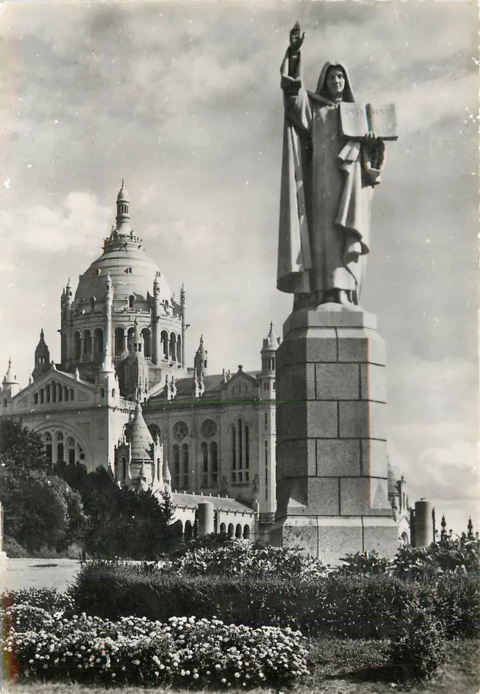 Basilique de Lisieux — Statue de Sainte-Thérèse à l'entrée du Parvis — BSL - Recto
