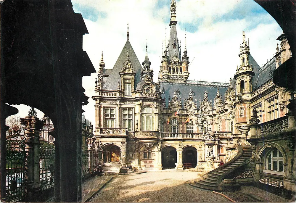 A Bénédicte em Fécamp — Vista da Cour d'Honneur — Édition Pierre Bergoin - Frente